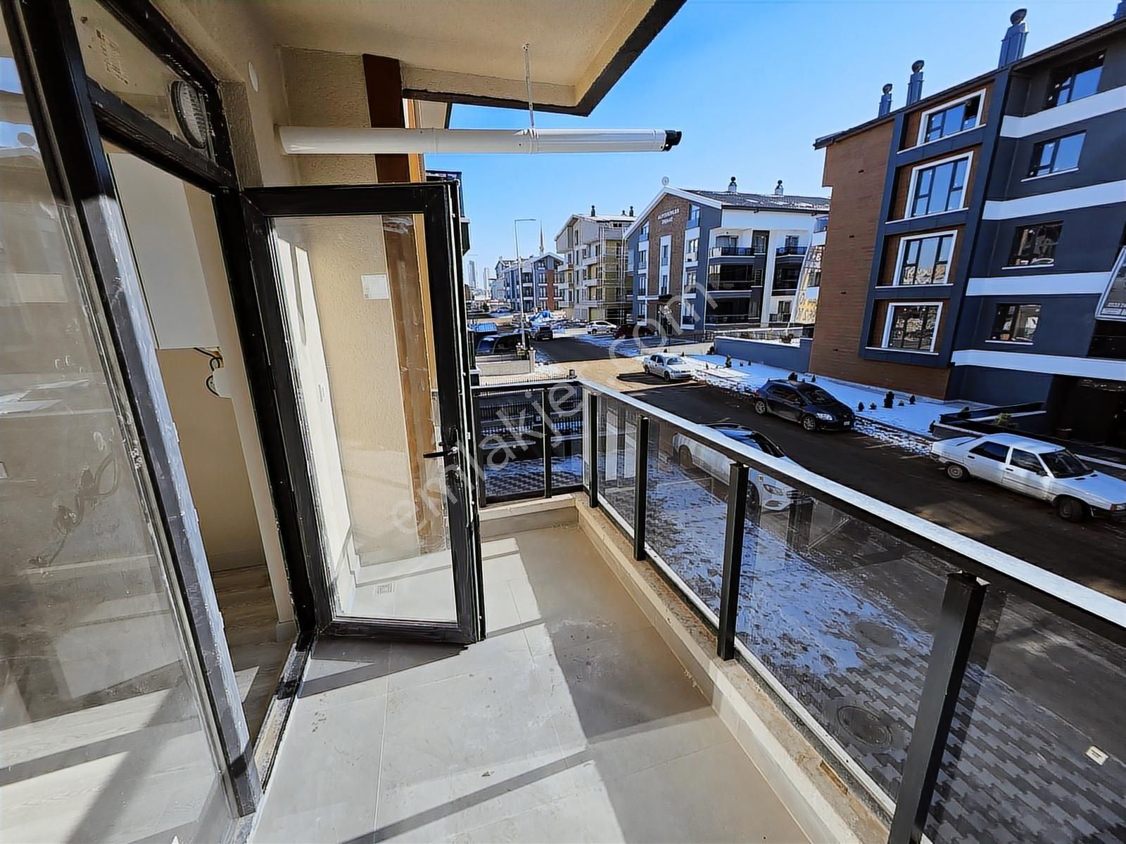 İncek'de Cadde Üstünde Katta Kiralık Boş 1+1 Daire - Görsel 12