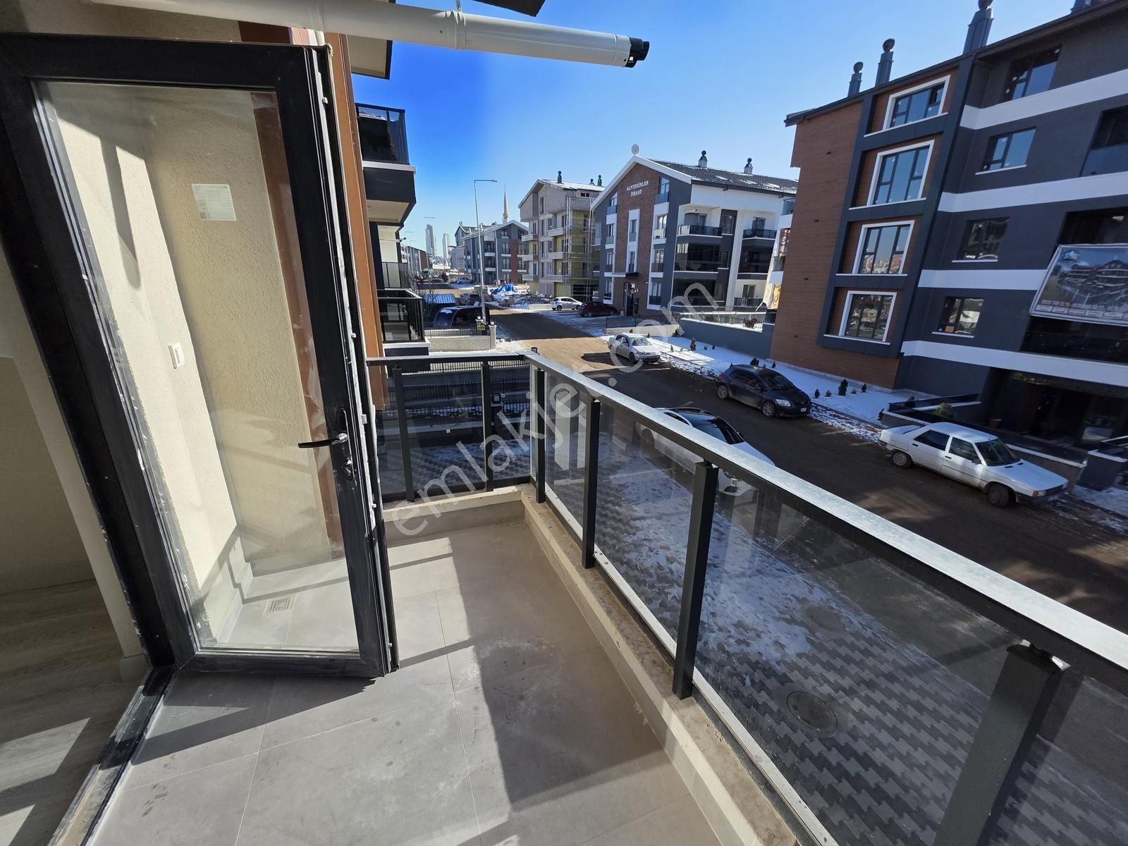 İncek'de Cadde Üstünde Katta Kiralık Boş 1+1 Daire - Görsel 30