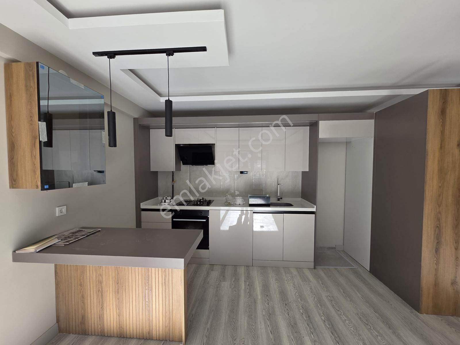 İncek'de Cadde Üstünde Katta Kiralık Boş 1+1 Daire