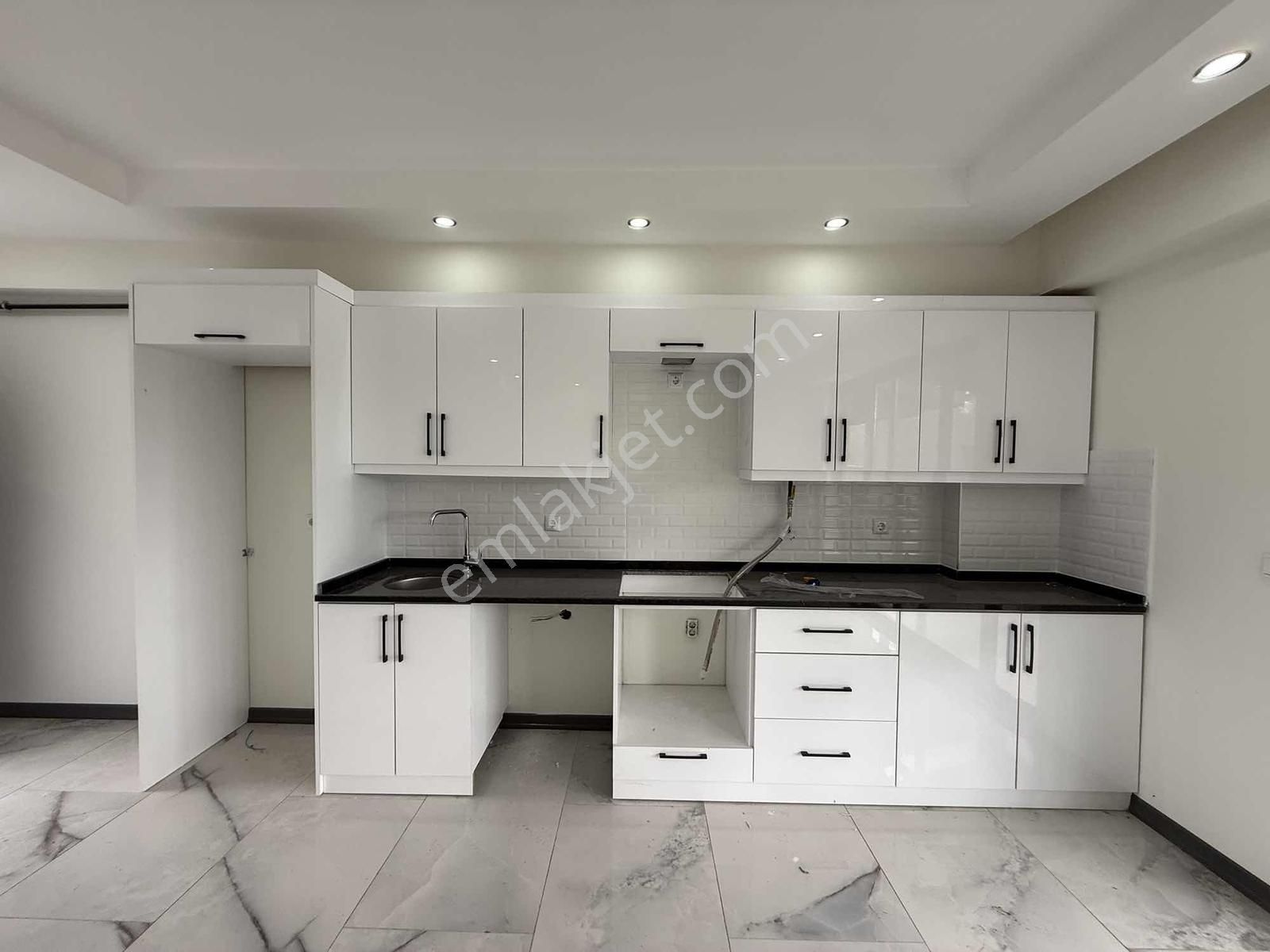 Karasu Aziziye'de Geniş Teras Havuzlu Villa - Görsel 13