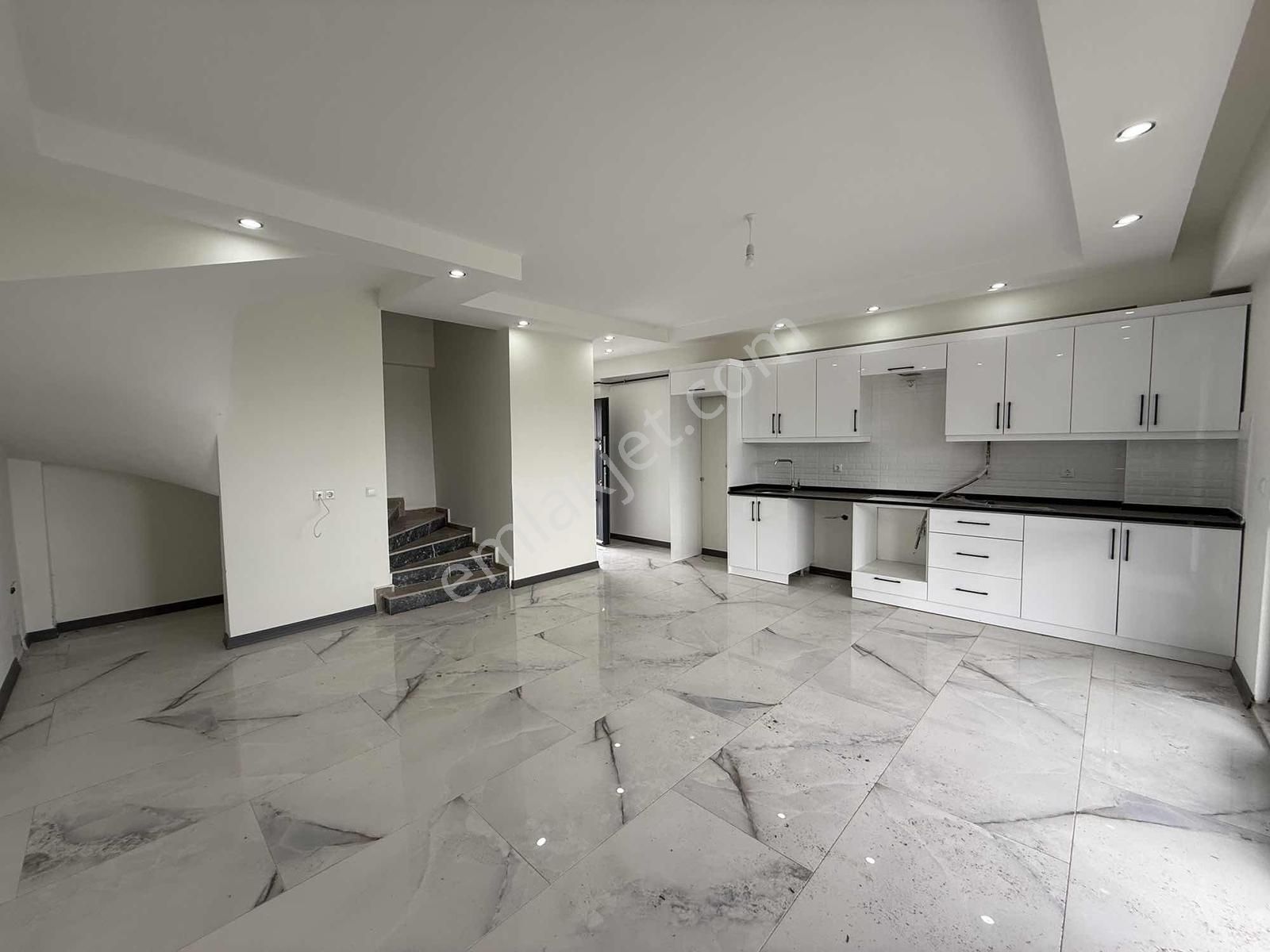 Karasu Aziziye'de Geniş Teras Havuzlu Villa - Görsel 24