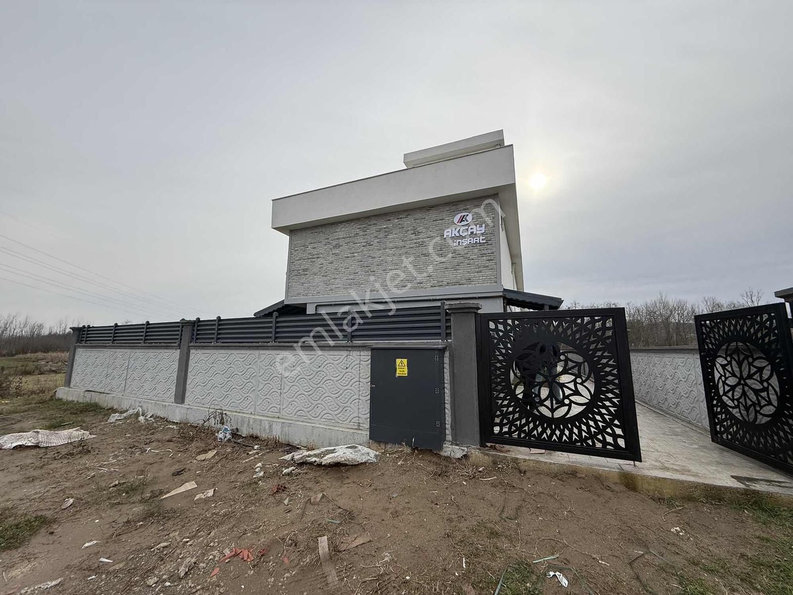 Karasu Aziziye'de Geniş Teras Havuzlu Villa - Görsel 32