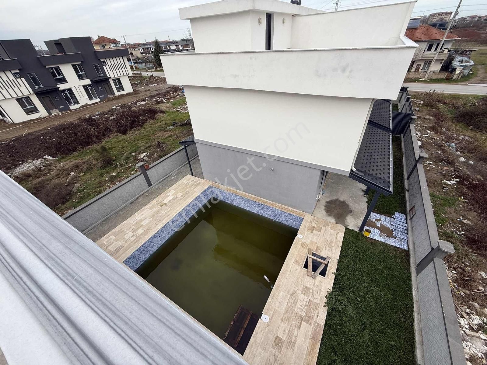 Karasu Aziziye'de Geniş Teras Havuzlu Villa