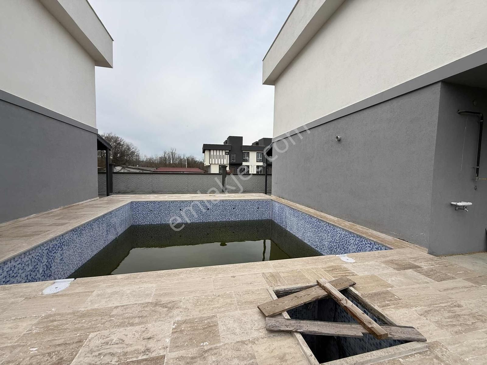 Karasu Aziziye'de Geniş Teras Havuzlu Villa - Görsel 20