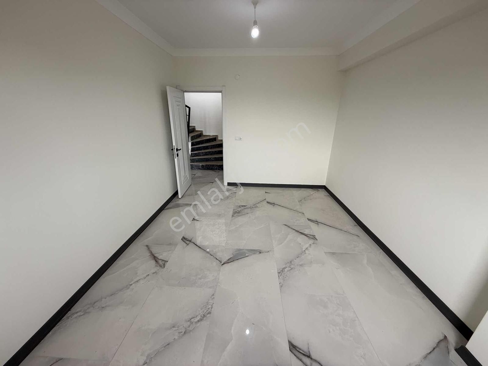 Karasu Aziziye'de Geniş Teras Havuzlu Villa - Görsel 27