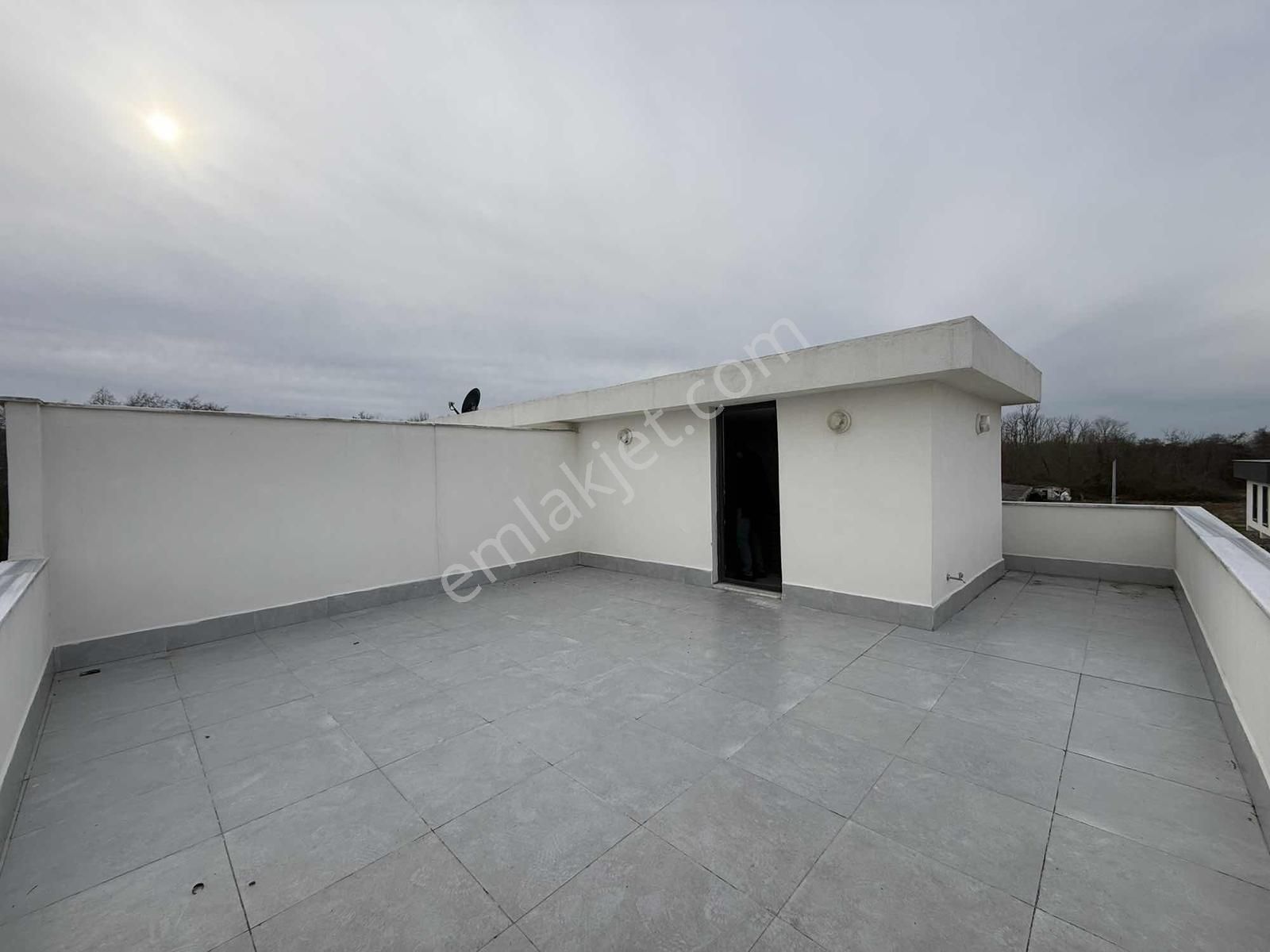 Karasu Aziziye'de Geniş Teras Havuzlu Villa - Görsel 7