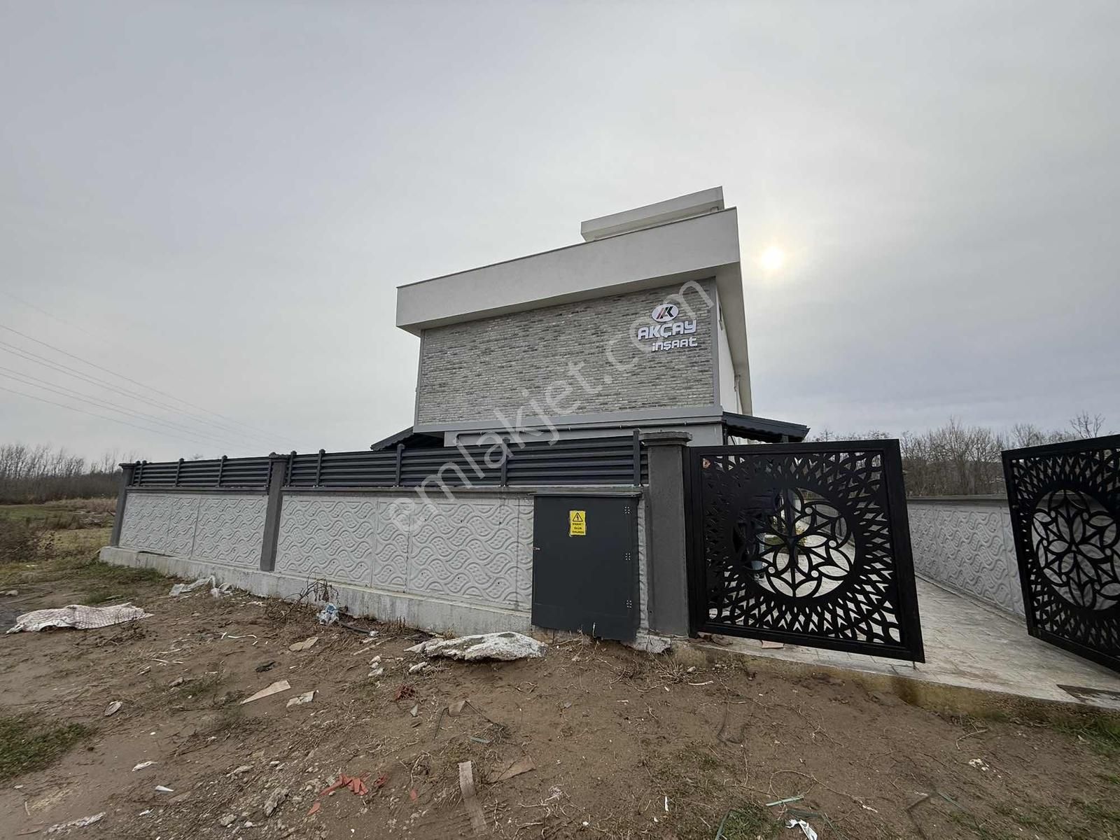 Karasu Aziziye'de Geniş Teras Havuzlu Villa - Görsel 19