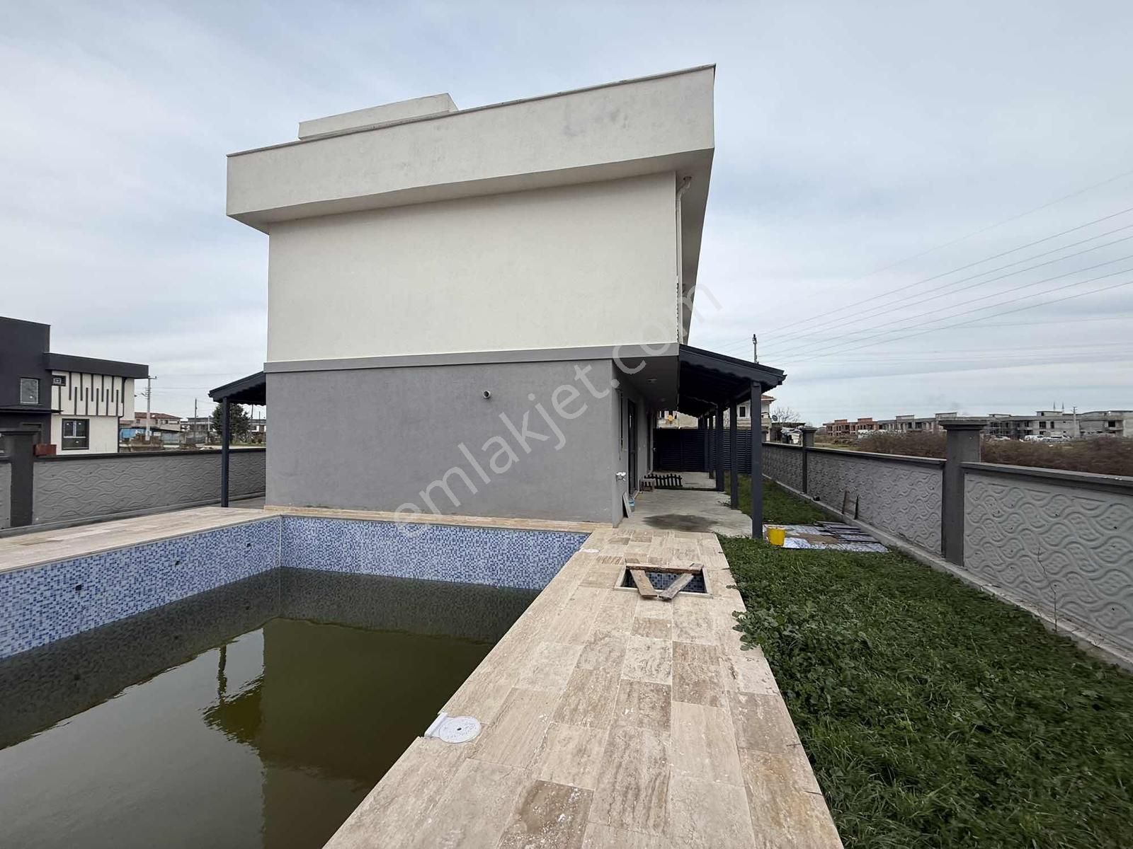 Karasu Aziziye'de Geniş Teras Havuzlu Villa - Görsel 12