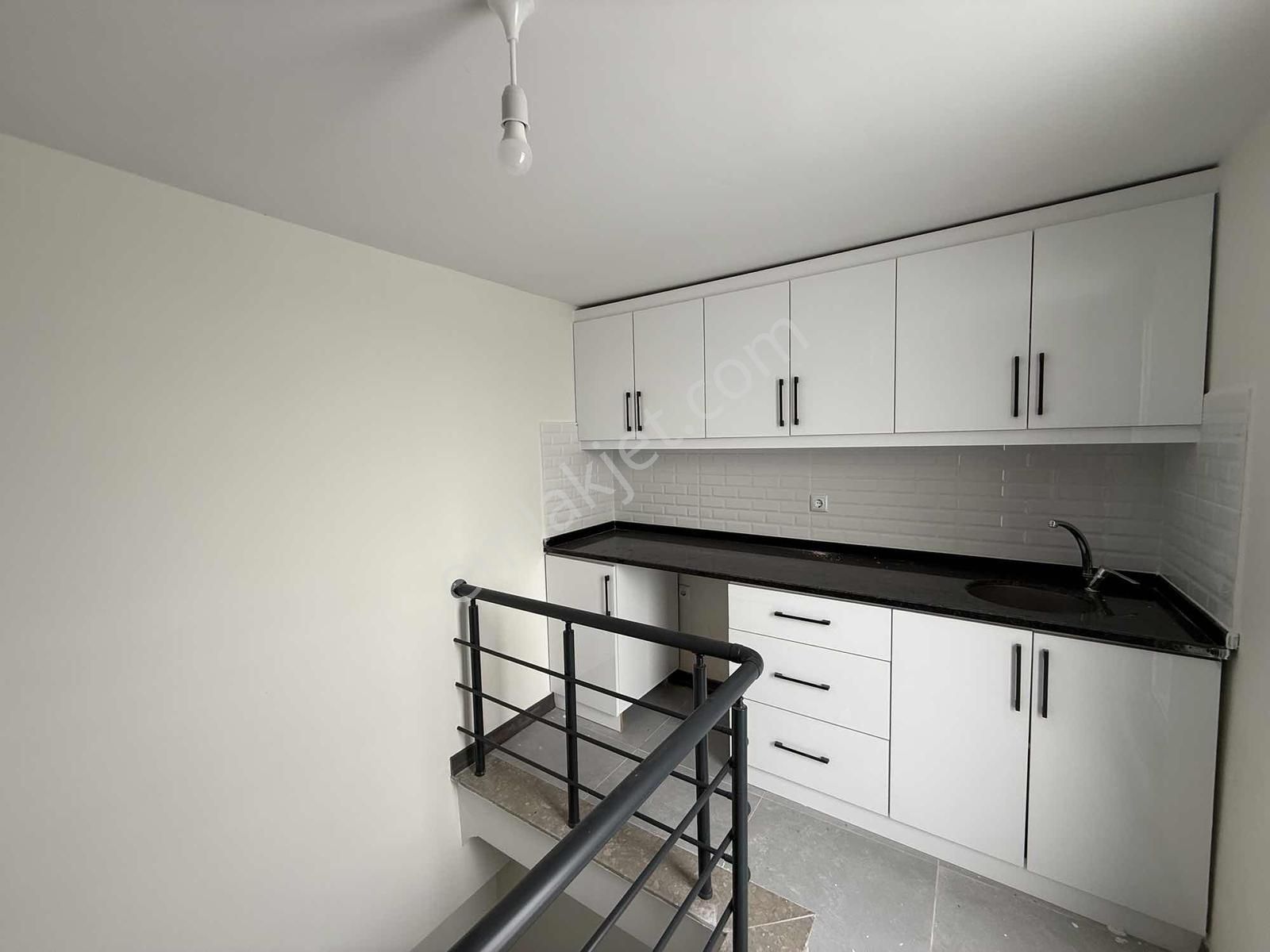 Karasu Aziziye'de Geniş Teras Havuzlu Villa - Görsel 19