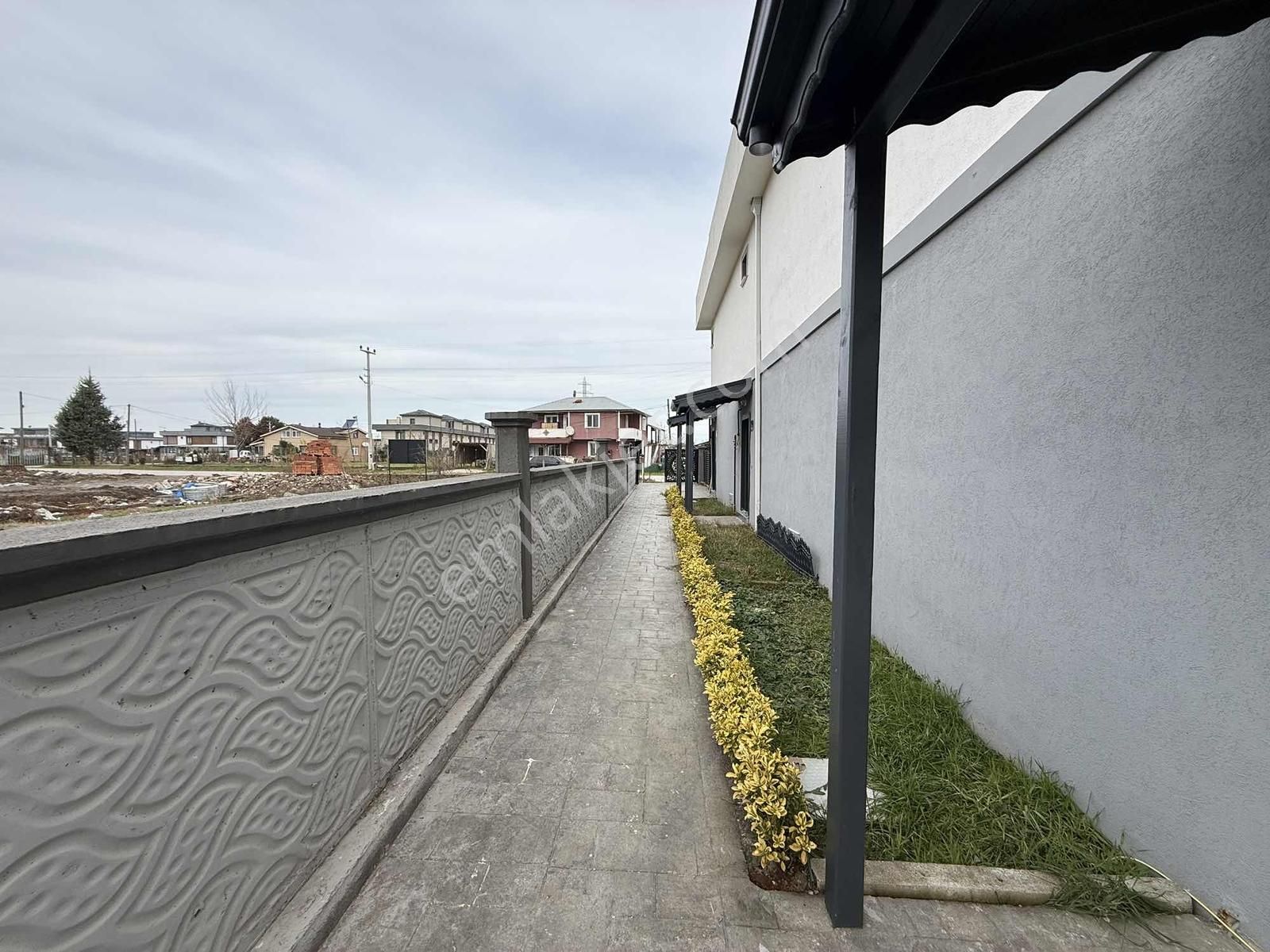 Karasu Aziziye'de Geniş Teras Havuzlu Villa - Görsel 22