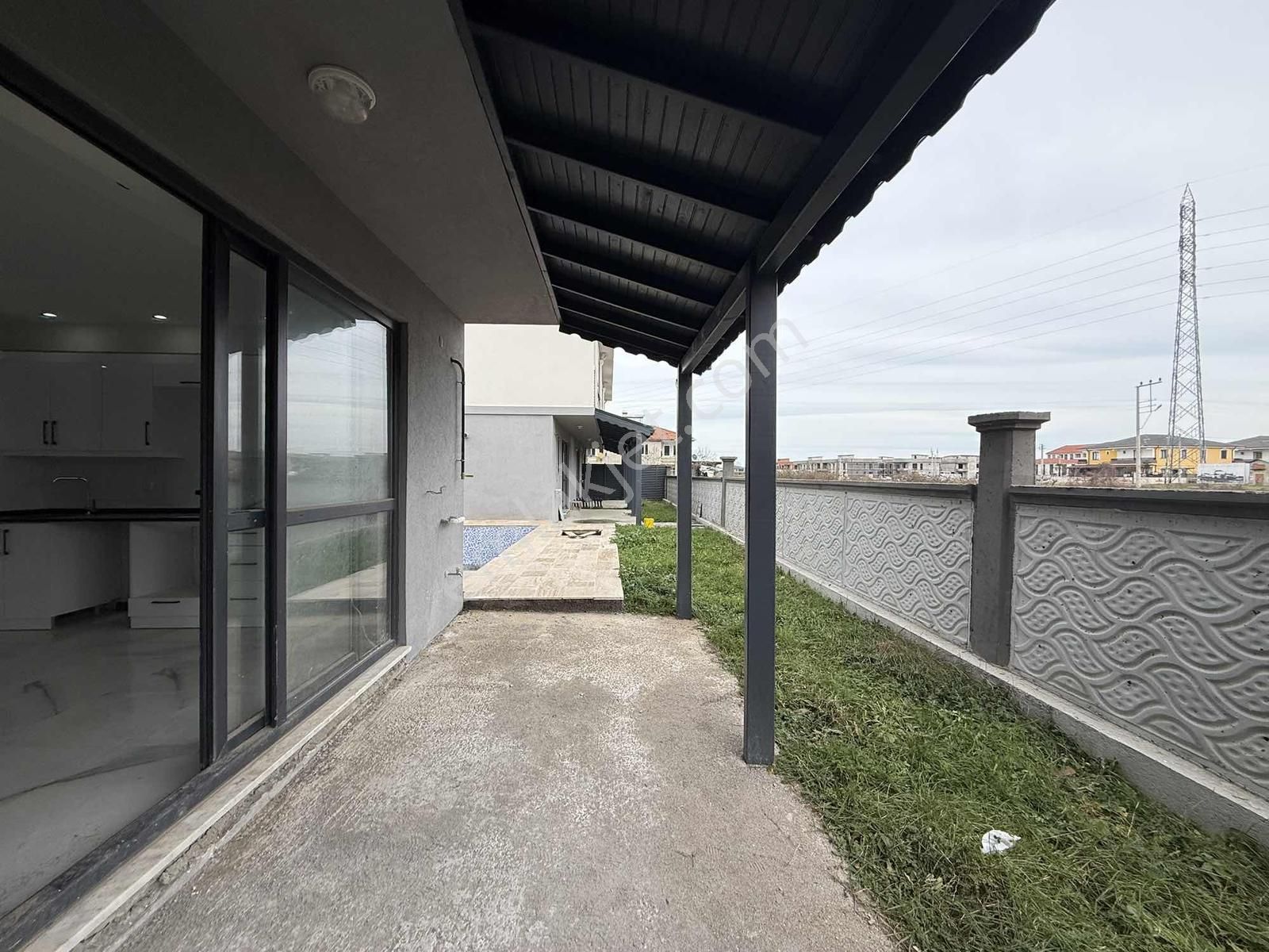 Karasu Aziziye'de Geniş Teras Havuzlu Villa - Görsel 3