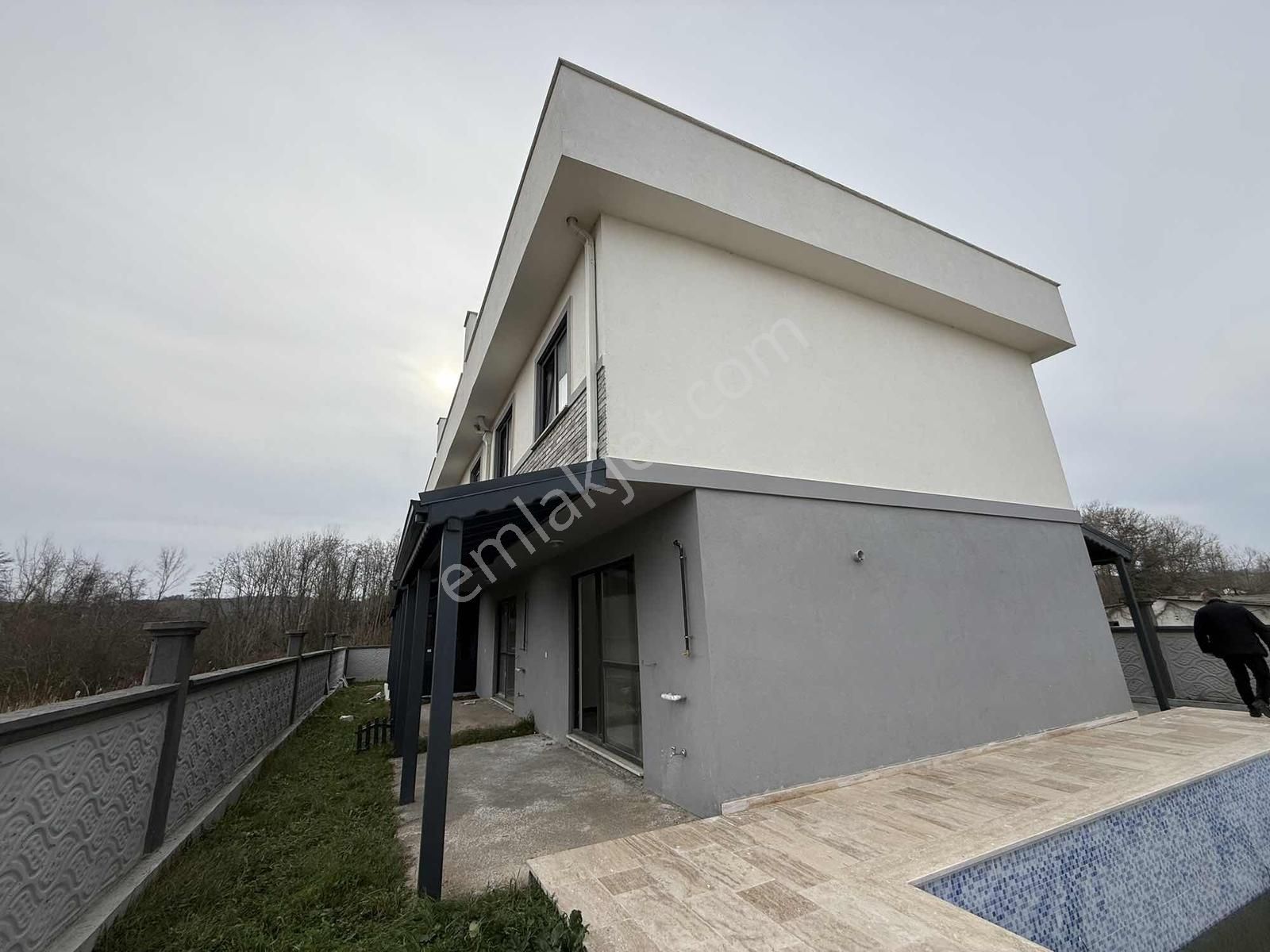 Karasu Aziziye'de Geniş Teras Havuzlu Villa - Görsel 8