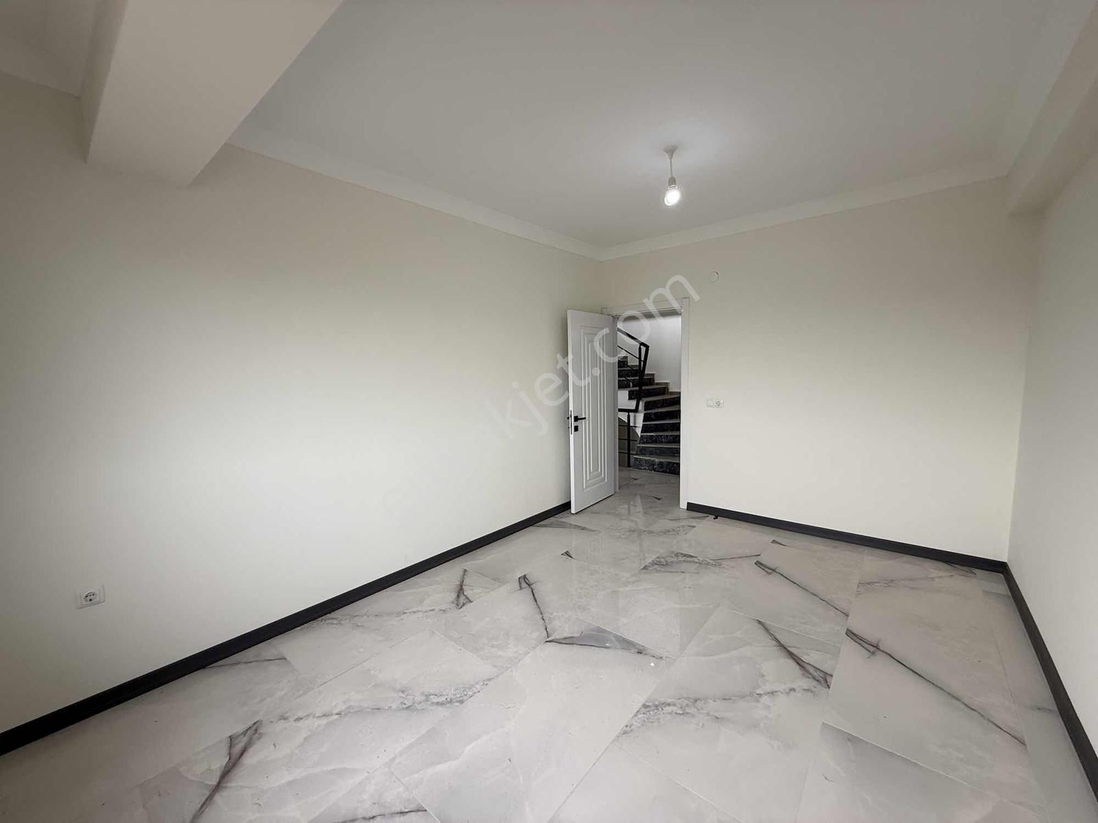 Karasu Aziziye'de Geniş Teras Havuzlu Villa - Görsel 11