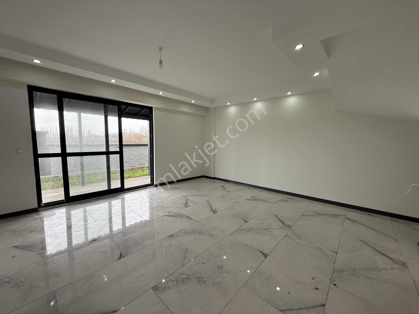 Karasu Aziziye'de Geniş Teras Havuzlu Villa - Görsel 7