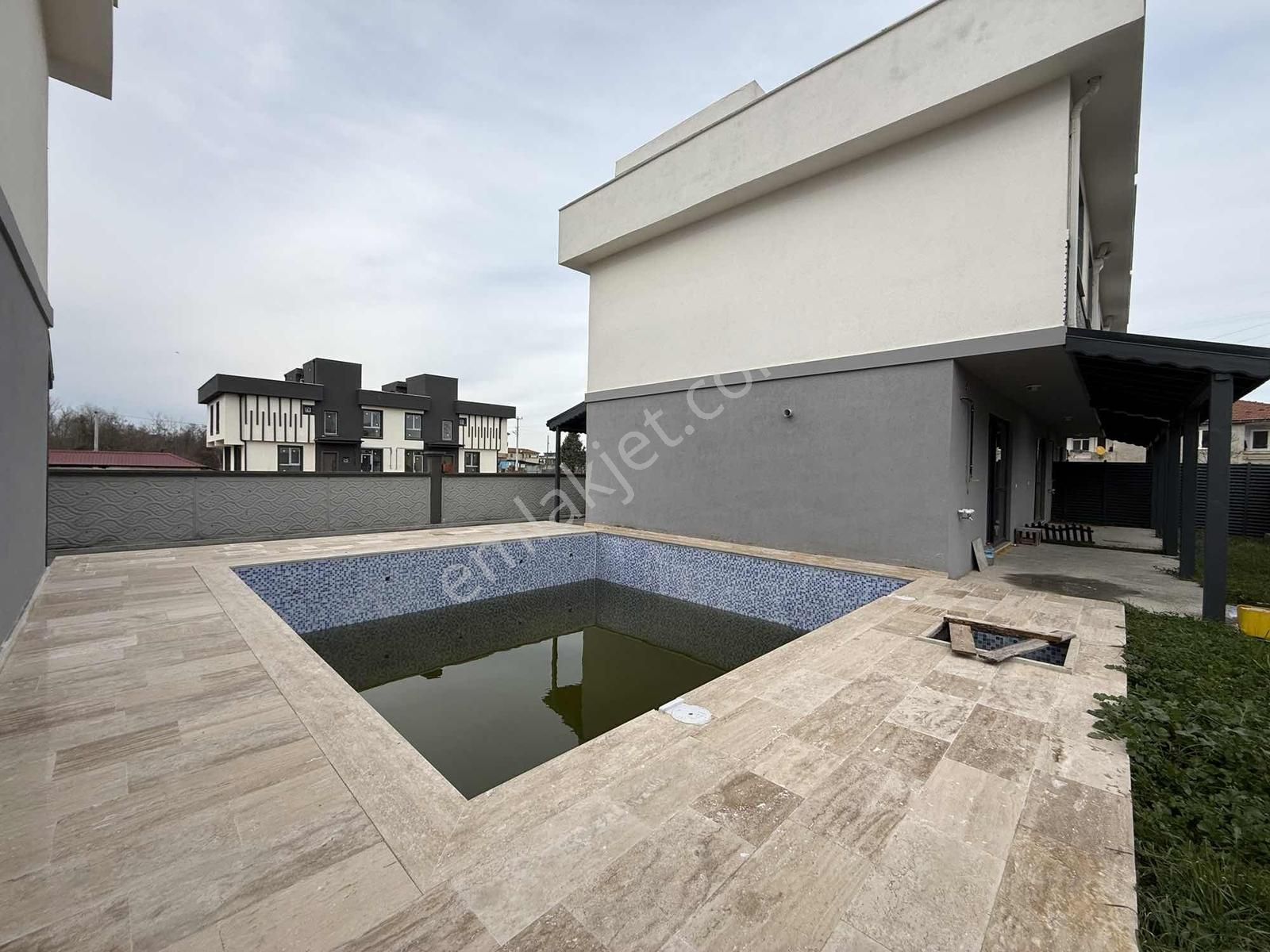 Karasu Aziziye'de Geniş Teras Havuzlu Villa - Görsel 2
