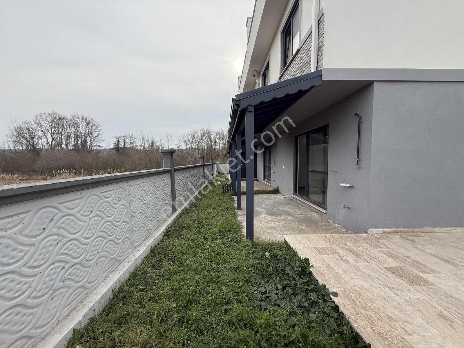 Karasu Aziziye'de Geniş Teras Havuzlu Villa - Görsel 27