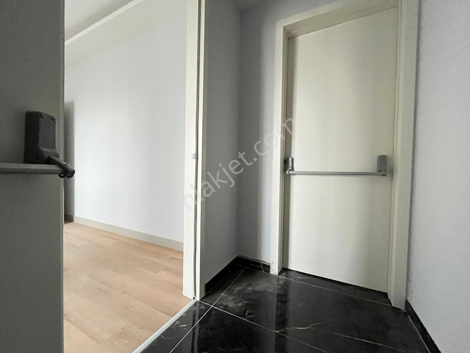 Utkudan Kozyatağı Bayar Cad. Yakın Deniz Manzaralı Satılık 2+1 - Görsel 4