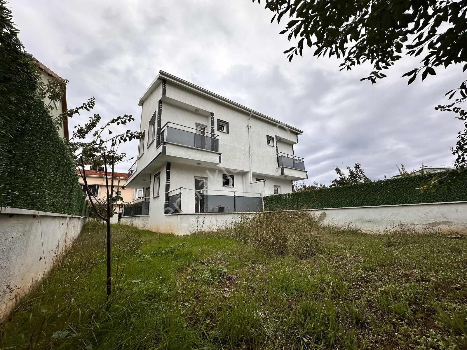 Mega Yapıdan Merkezde İskanlı Geniş Bahçeli 3+1 Lüx Villa - Görsel 12