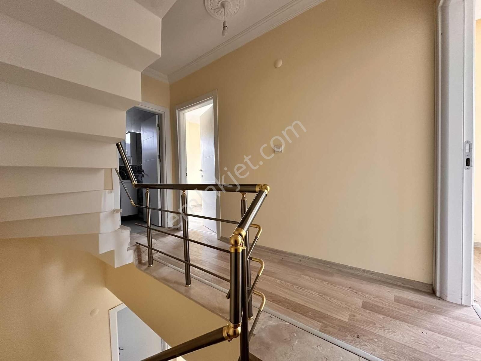 Mega Yapıdan Merkezde İskanlı Geniş Bahçeli 3+1 Lüx Villa - Görsel 8