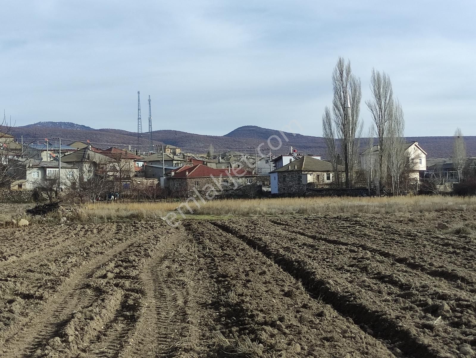 Özpınar ,dan Çavuş Harımlarda 633 M2 Suyu,yolu Var Tarla-bahçe