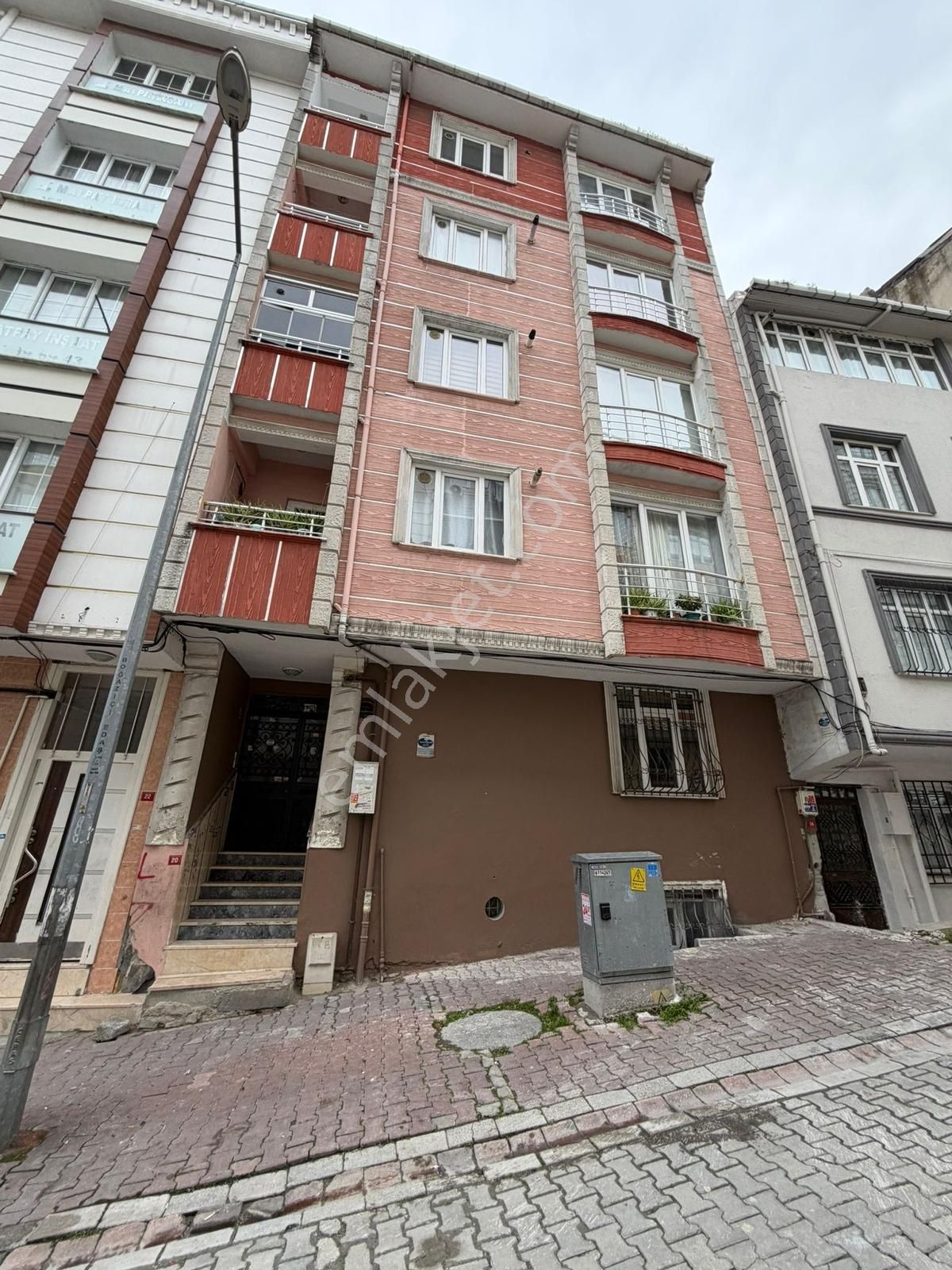 Caddeye Ve Metrobüse Yakın 2+1 Temiz Arakat Kiralık Daire