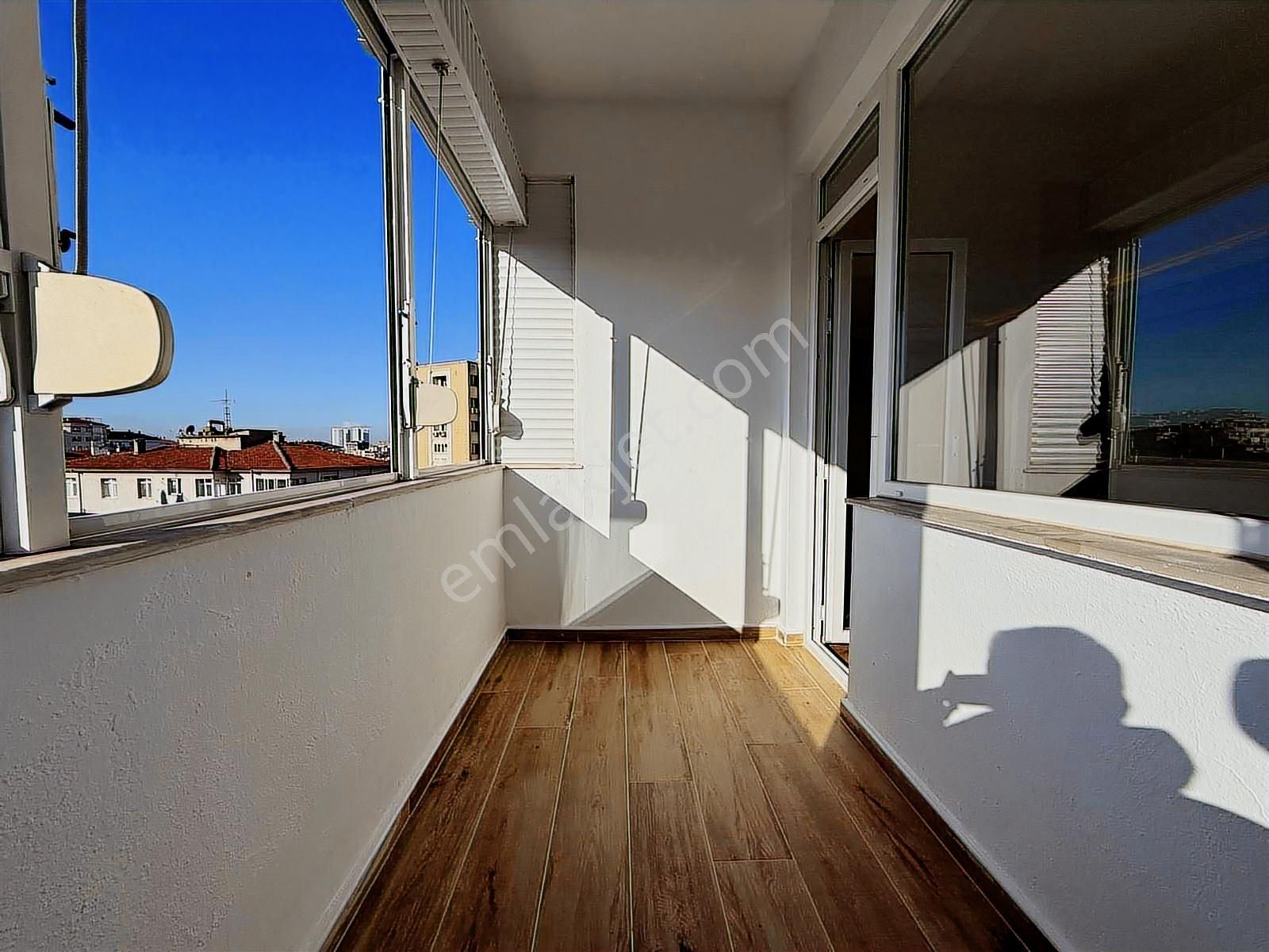 Utkudan Kozyatağı Bayar Cad.üzerinde Çift Balkonlu Satılık 3+1