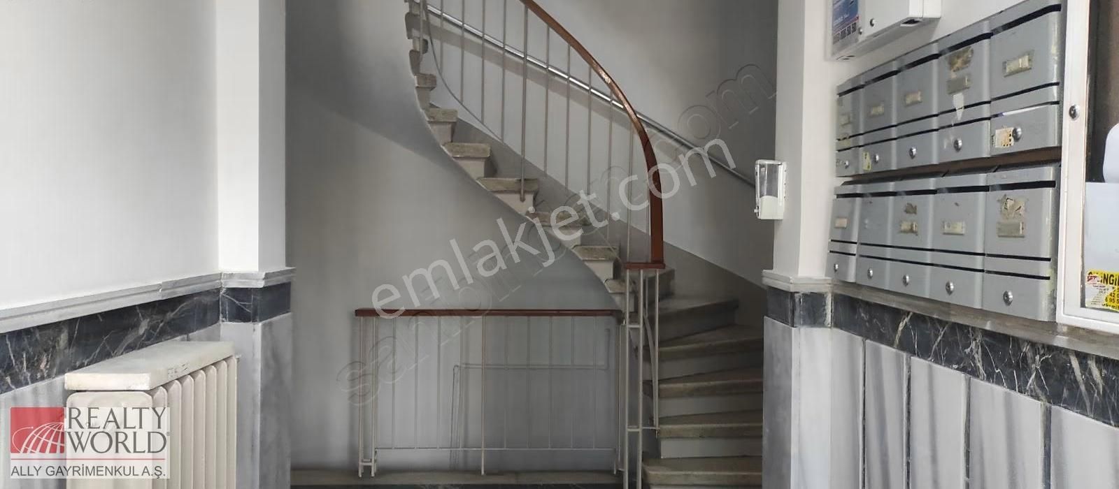 Ortaklar Caddesinde Kiralık 110 M2 2+1 Metro Yakını Ofis - Görsel 2