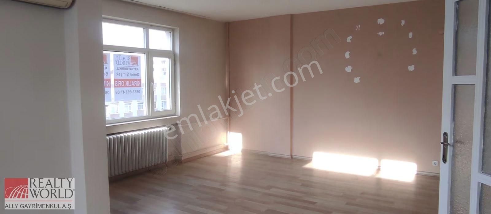 Ortaklar Caddesinde Kiralık 110 M2 2+1 Metro Yakını Ofis - Görsel 13