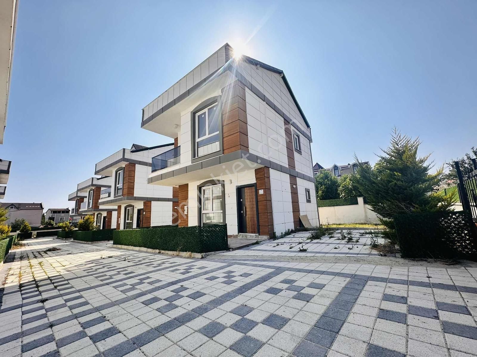 Mega Yapıdan Merkezi Knm Tam Müstakil İskanlı 3+1 Şık Villa