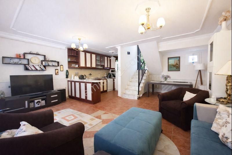 Kuşadası Satılık Kadınlar Denizi’nde Yaz-kış Yaşama Uygun Havuzlu Sitede Eşyalı Villa - Görsel 11