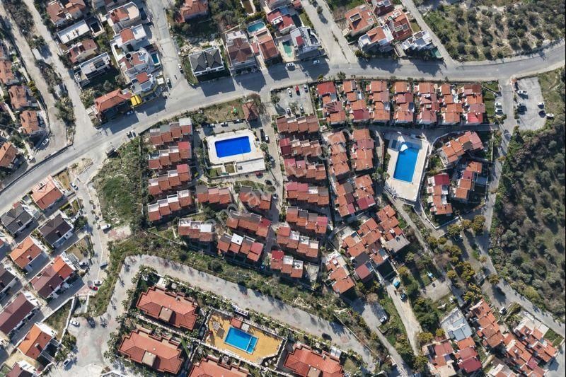 Kuşadası Satılık Kadınlar Denizi’nde Yaz-kış Yaşama Uygun Havuzlu Sitede Eşyalı Villa - Görsel 31