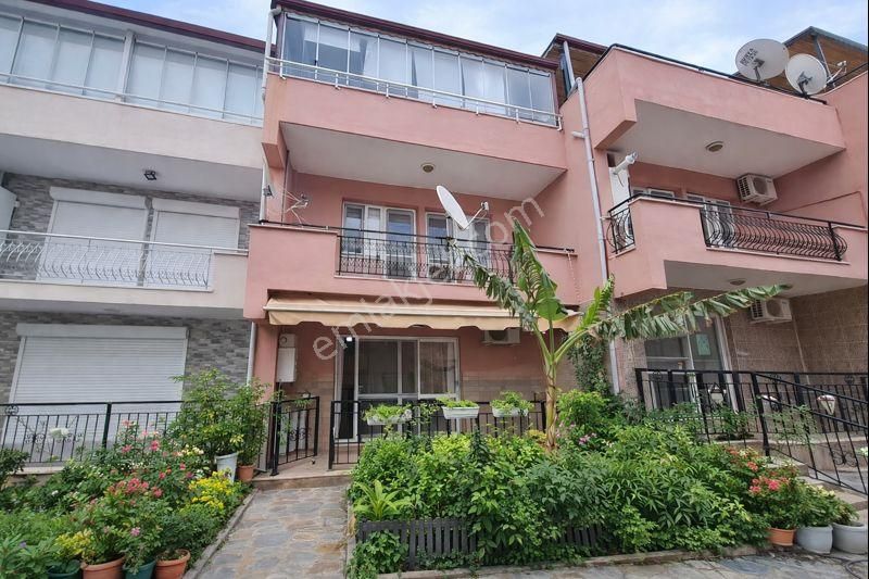 Kuşadası Satılık Kadınlar Denizi’nde Yaz-kış Yaşama Uygun Havuzlu Sitede Eşyalı Villa