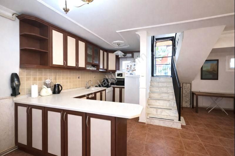 Kuşadası Satılık Kadınlar Denizi’nde Yaz-kış Yaşama Uygun Havuzlu Sitede Eşyalı Villa - Görsel 14