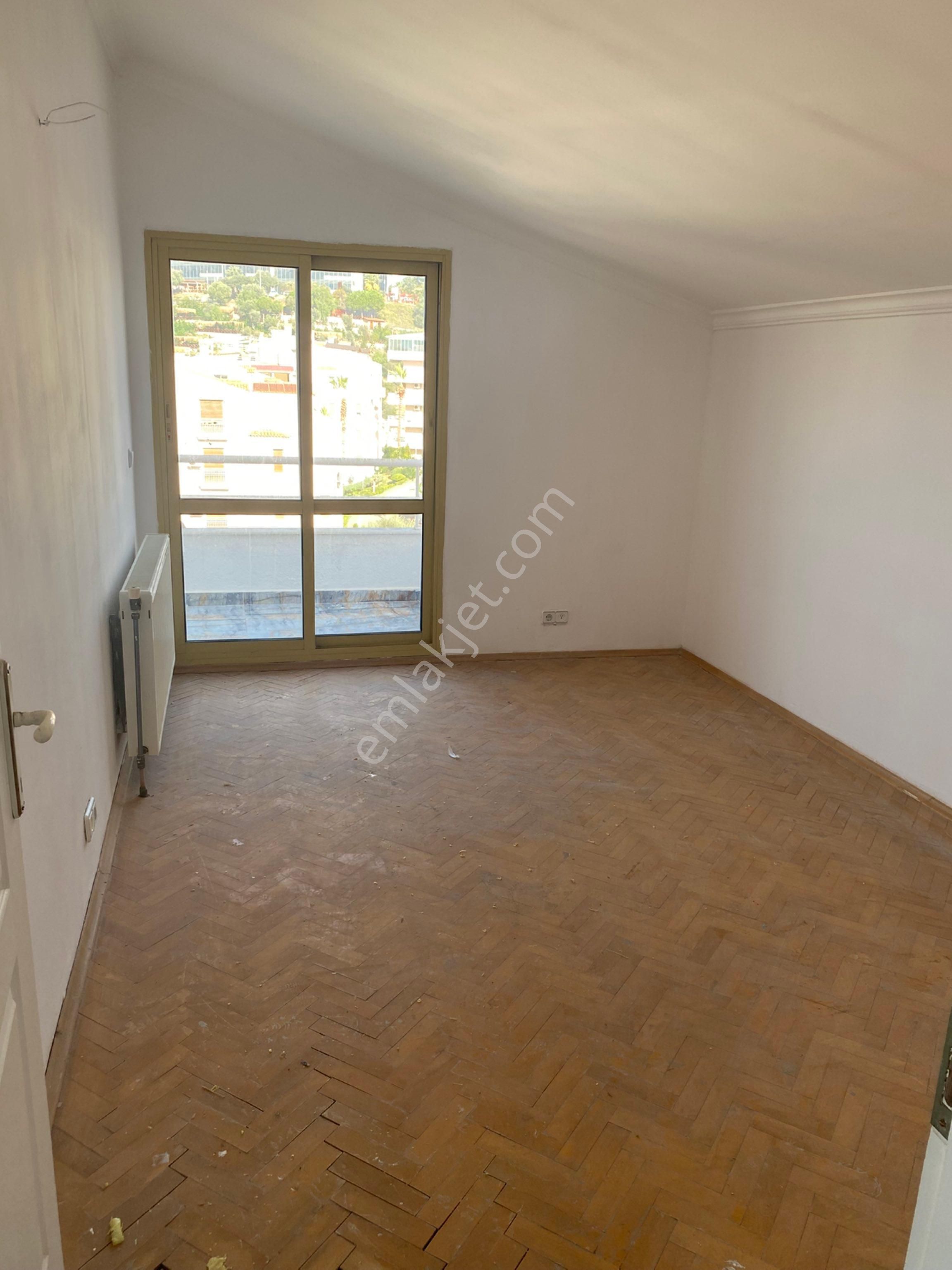 Nezih Bir Sitede Deniz Manzaralı 3+1 Çatı Dubleks Daire - Görsel 12