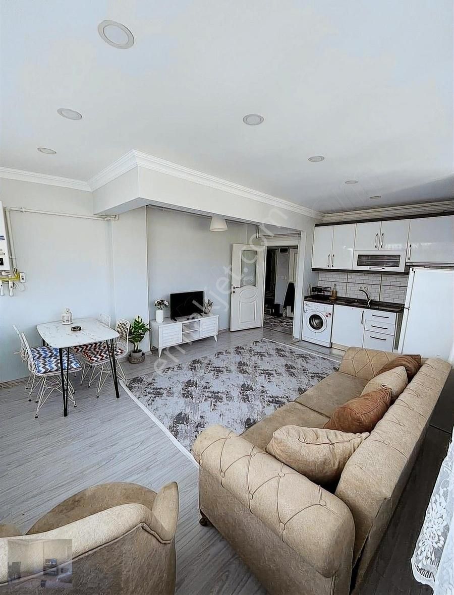 2+1 Cadde Üstü Eşyalı Daire