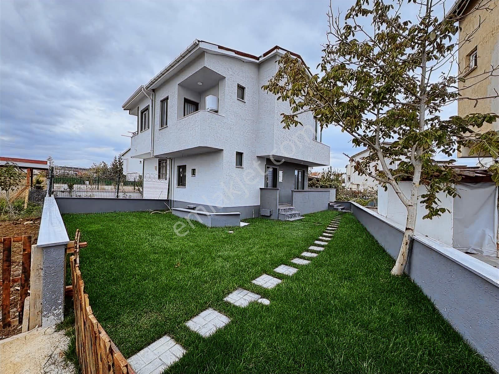 #mega Yapı# Geniş Bahçeli Alttan Isıtmalı 3+1 İskanlı Villa