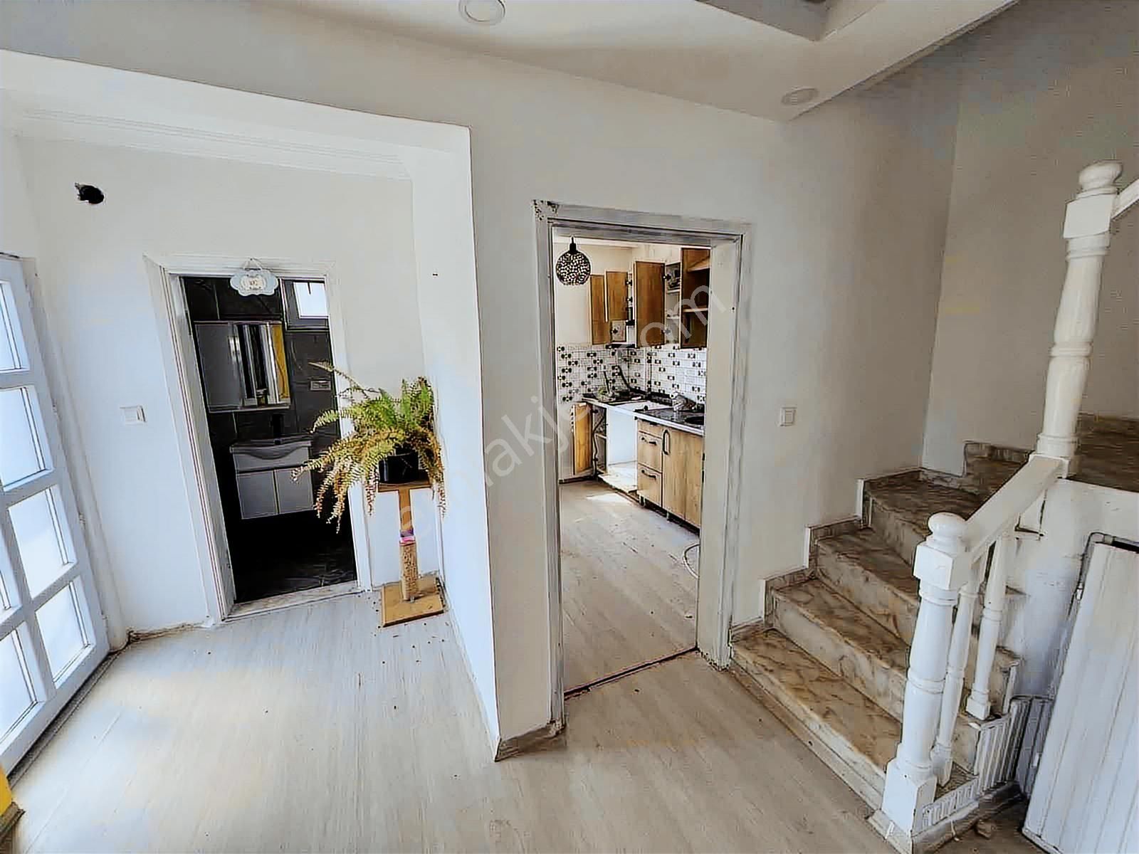 #mega Yapı# Merkezi Konumda 5+1 Kombi Petek Bağlı Fırsat Villa - Görsel 9