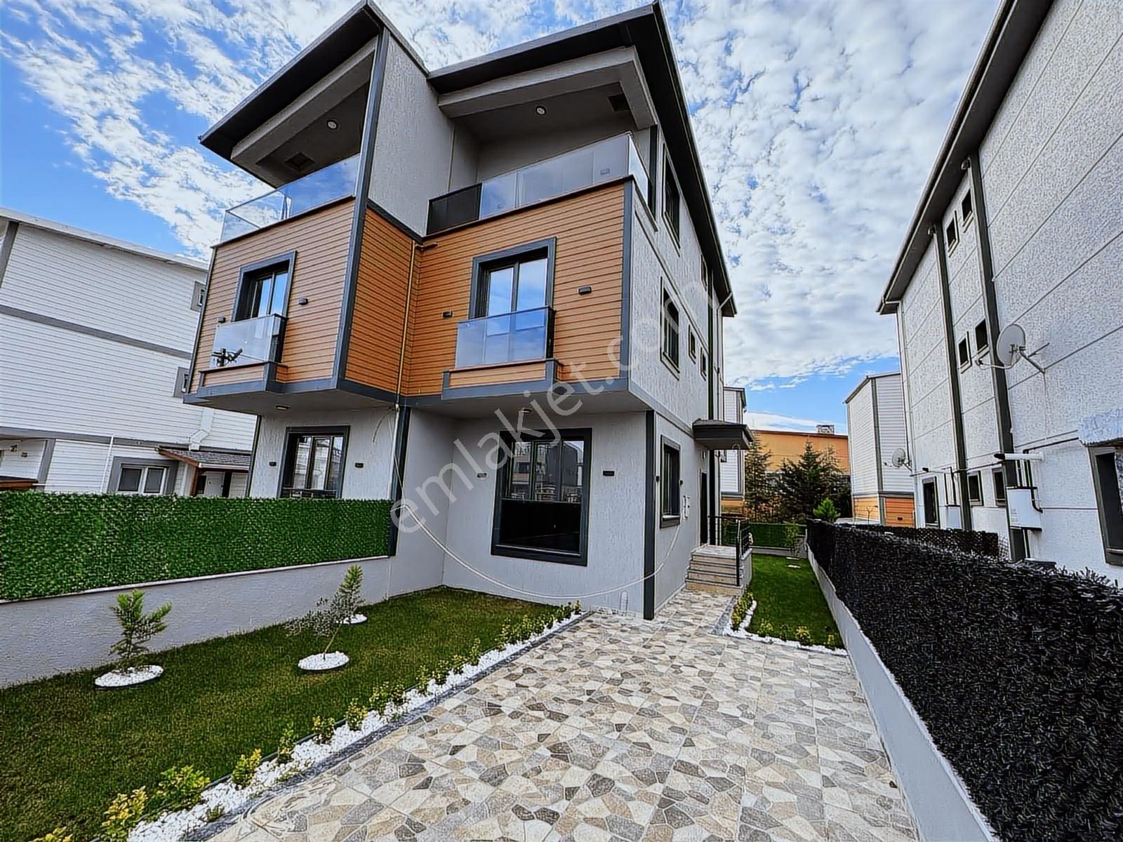 #mega Yapı# Kaçırılmaz Fiyatlı 4+1 Dev Gibi Geniş Bahçeli Villa