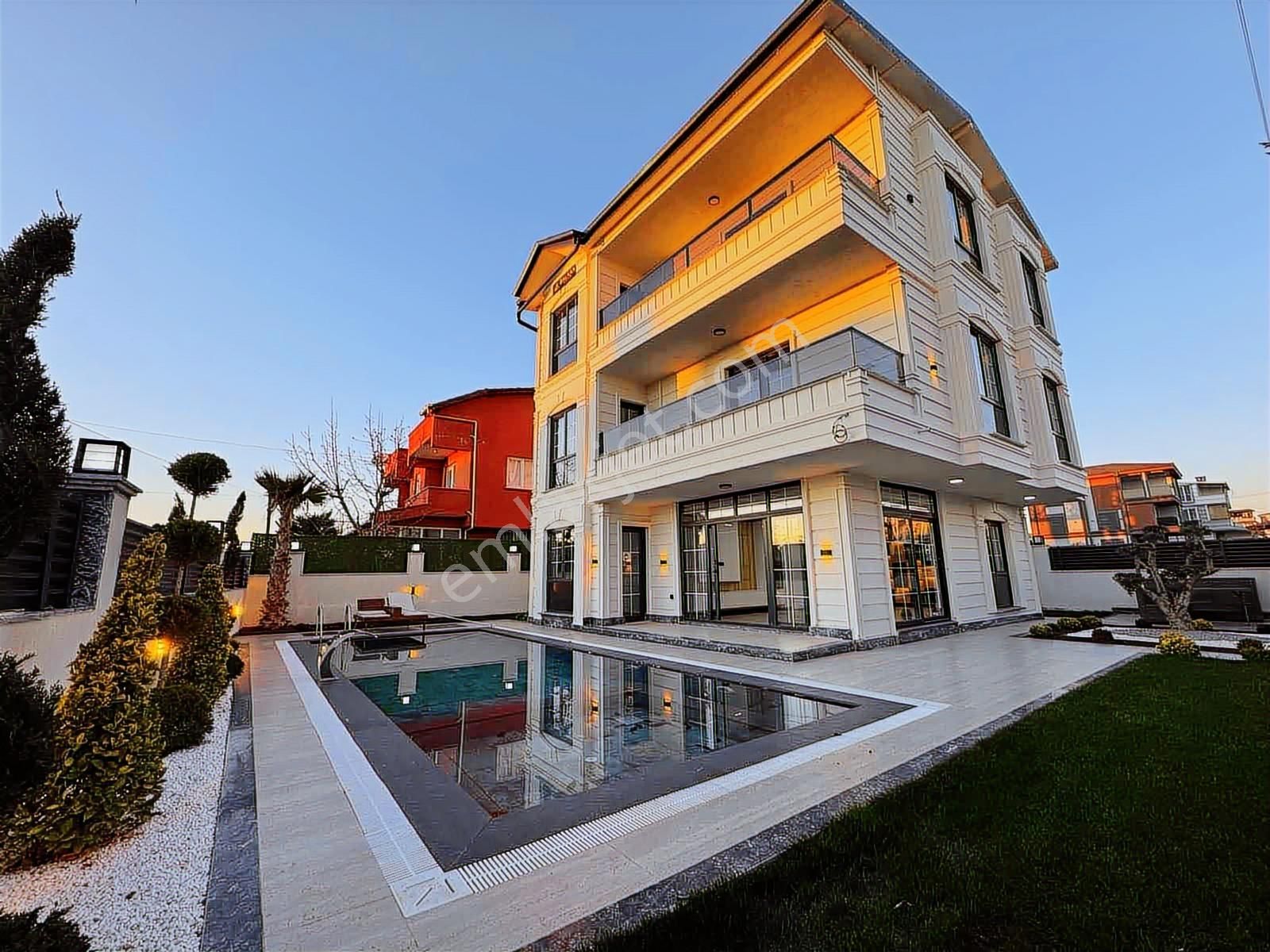 #mega Yapı# Parka Cephe Özel Havuzlu Prestijli Villa