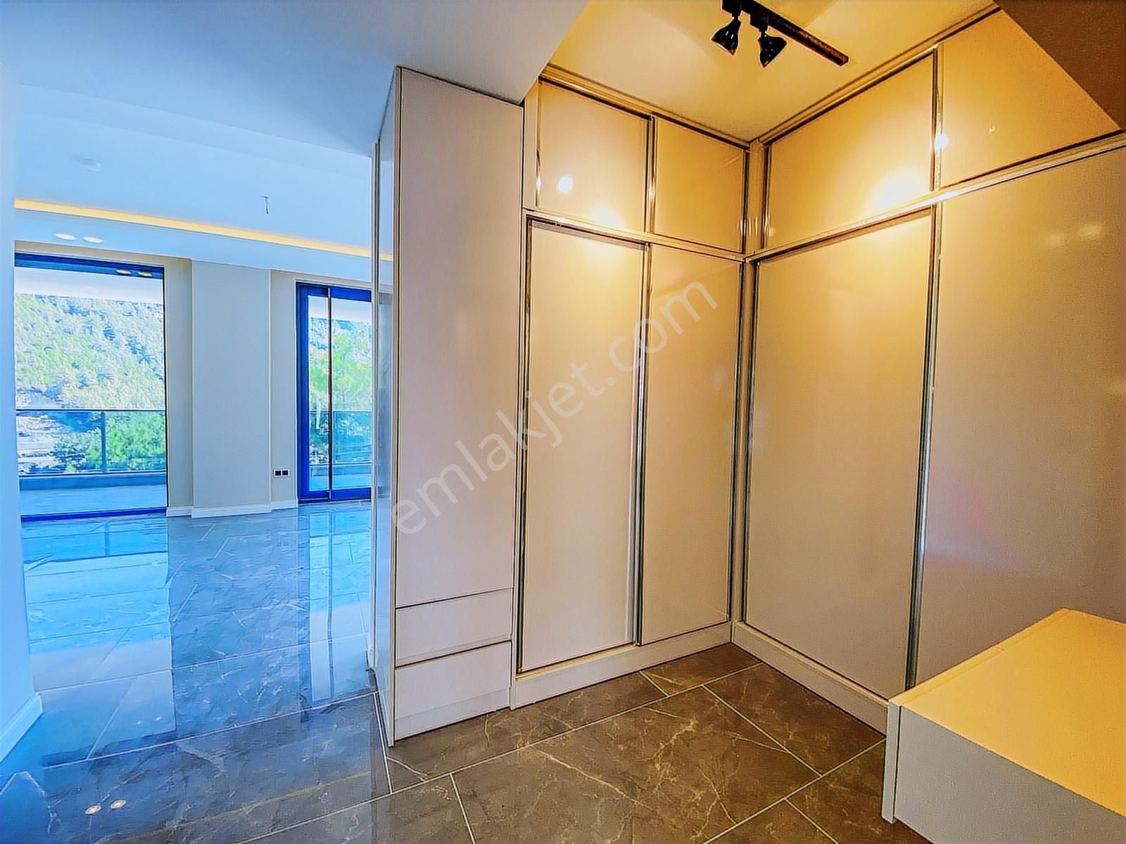 Alanya Tepe'de Müstakil 9+1 Aktiviteli Ultra Lüks Satılık Villa! - Görsel 32