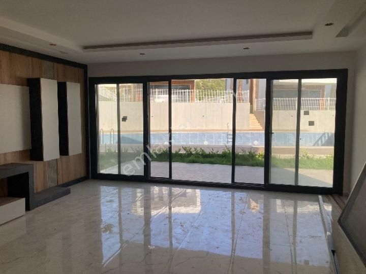 Nezih Bir Sitede 4+1 Satılık Villa - Görsel 2