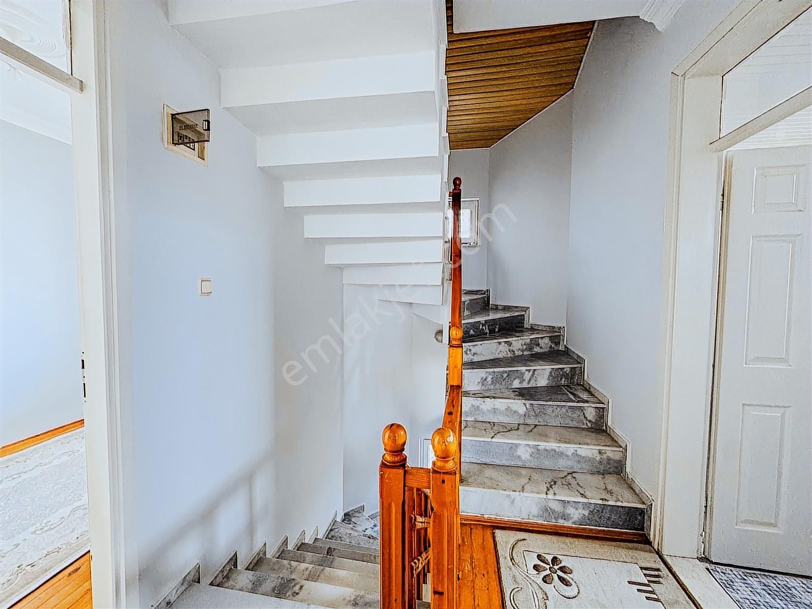 Tripleks 4+1 Müstakil Özel Büyük Bahçeli Manzaralı Fırsat Villa - Görsel 12