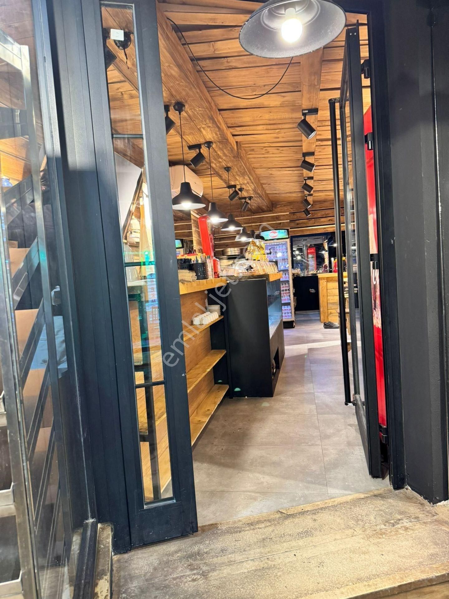 ✨ Urla İskele’de Prestijli Lokasyonda, Deniz Kokulu Balık Restoranı / Kafe – Devren Kiralık ✨ - Görsel 3