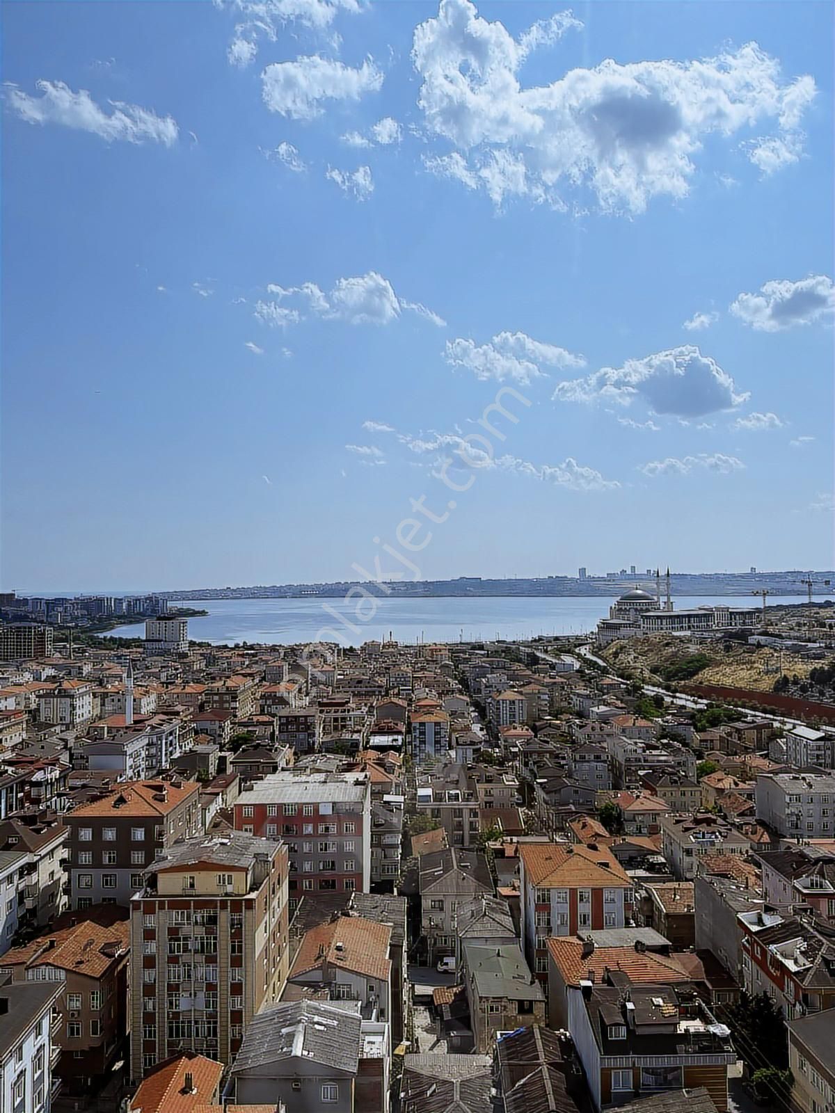 Küçükçekmece Safra Göl Manzaralı Eşyalı 95 M2 Yeni Daire