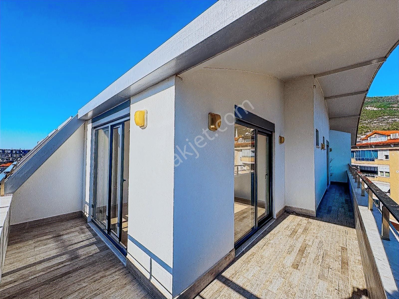 Alanya Merkez Kale & Deniz Manzaralı 4+1 Ayrı Mutfak Düz Ayak - Görsel 17