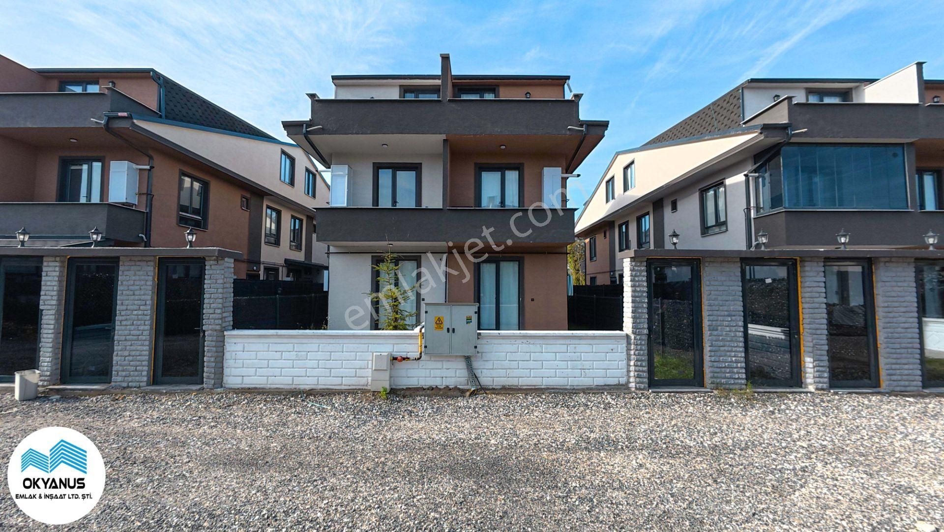 Sakarya Kocaali De Geniş Bahçe Ayrı Mutfak 4+1 Villa Plaja Yakın