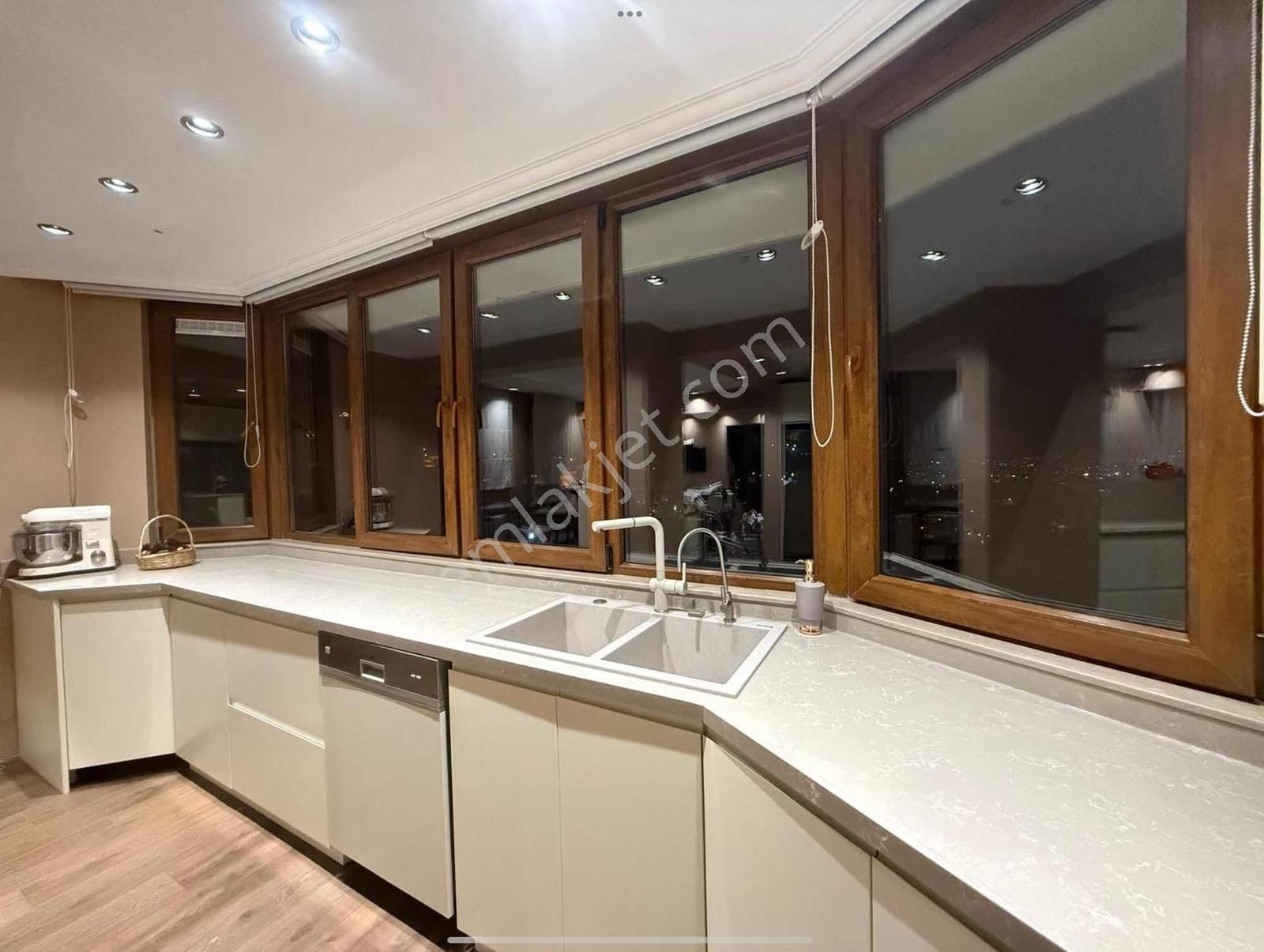 Çekirgede Panoramik Manzaralı Müstakil Girişli 5+1 Villa - Görsel 20