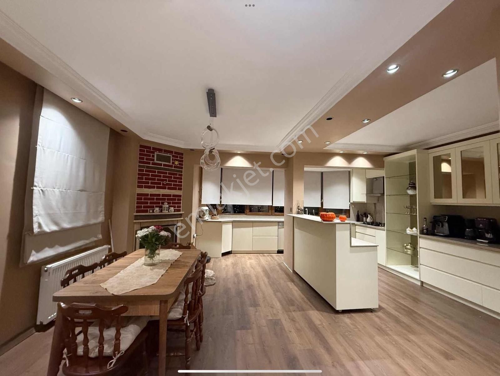 Çekirgede Panoramik Manzaralı Müstakil Girişli 5+1 Villa - Görsel 25