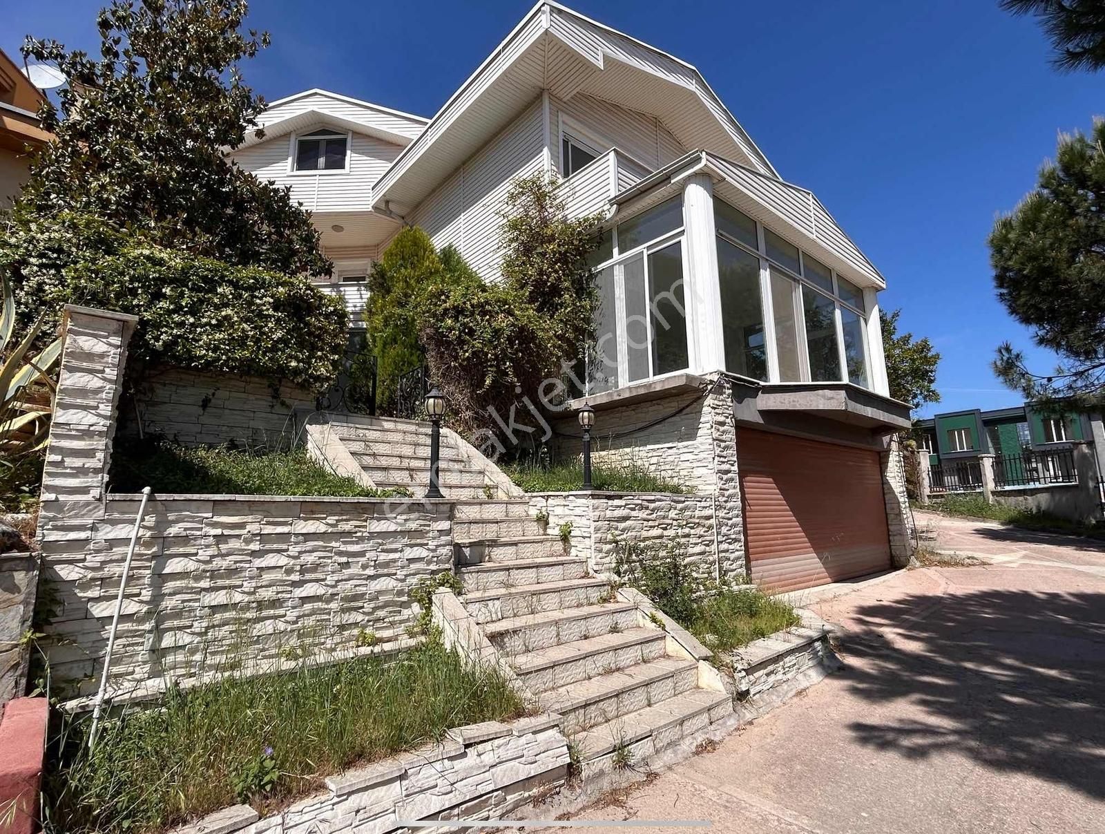 Bademli Mürselde Doğa İçinde Geniş Bahçeli 5+1 Villa