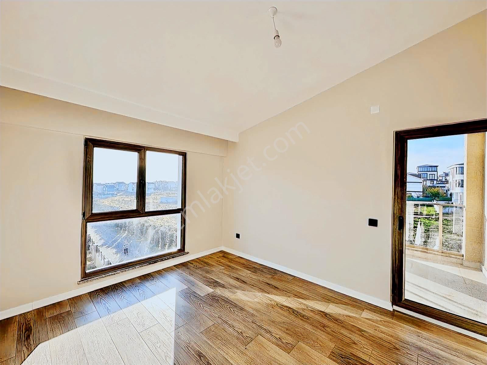 Megeden Yeniçiftlikte Site İçinde Satılık 4+1 Villa - Görsel 3